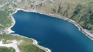 VOLO SOPRA LAGO DI FEDAIA CON VISTA SUL GHIACCIAIO DELLA MARMOLADA