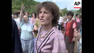 BOSNIA: BOSNIAN MUSLIMS TRY TO STOP SERBS VISITING CEMETERY