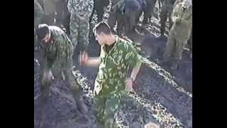 Чечня, русские солдаты танцуют в грязи