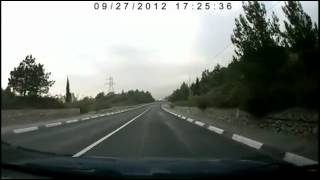 Кортеж с мигалками чуть не протаранил автомобиль