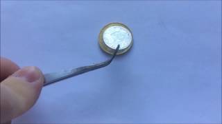 Выдавливанием середину из монеты 2 рубля