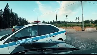 EDWARD BIL врезался в полицейскую машину.