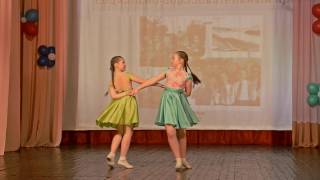 Две девчонки танцуют на палубе