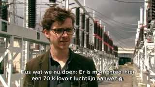 Studenten Elektromechanica krijgen les bij Infrabel