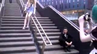 SeeU slides on the bar
