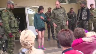 Местные жители сдают ополченцам вчерашних стукачей ч 1
