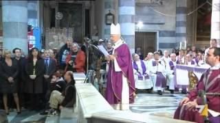I funerali di Don Gallo tra pianti, fischi e cori Bella Ciao