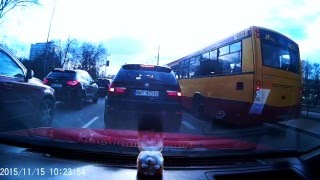 Поездка по Варшаве.  Вид на город, дороги, транспорт