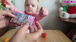 Вика распакует несколько Киндеров для девочек/Vika will unpack several Kinder eggs for girls