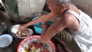 ป่นเห็ดตะไค อาหารพื้นบ้านคนอีสาน กับ ยายผัน สิงห์พันธุ์ บ้านทองหลาง ตำบลบ้านหว้า อำเภอเมืองขอนแก่น
