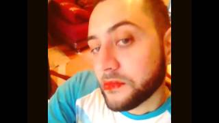 Мужик с накрашенными губами ,думает что он ахуенный актер