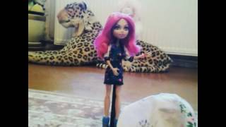 Stop-motion (Monster high) Хоулин на море и открывает киндер