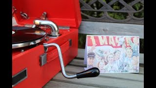 Редкие фонографы. Играет патефон завода Молот (СССР).