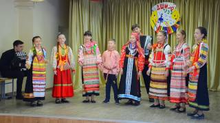 Фольклорный ансамбль "Варенька" выступает на всероссийском конкурсе "Триумф"