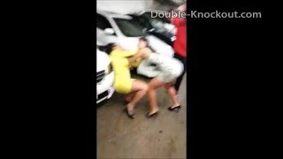 ДРАКА ДЕВУШЕК НА ПАРКОВКЕ