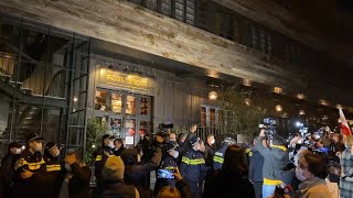 Владимира Познера освистали в Грузии, а отель в Тбилиси закидали яйцами - видео