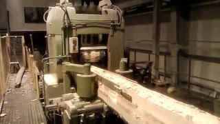 Как пилят лес на доски. Работа пилорамы.