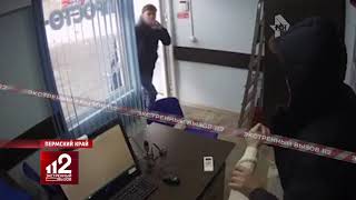 Хватает за горло и наносит ножом удар за ударом. Видео!