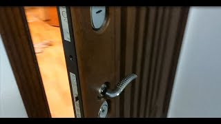 Замена входной двери от застройщика на свою.