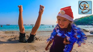 Даня и Диана играют на пляже и лепят снеговика из песка. МанкиТайм