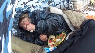 ЕМ В ПАЛАТКЕ ПОД ОДЕЯЛОМ САЛО ХЛЕБ И ЗАПИВАЮ КЕФИРОМ