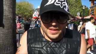 Gerardo Ortiz en Universal Studios con Oscarito