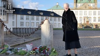 Dronning Margrethe så de mange blomsterhilsner til prins Henrik på Fredensborg