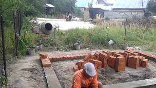 Строгаем сруб и кладем цоколь