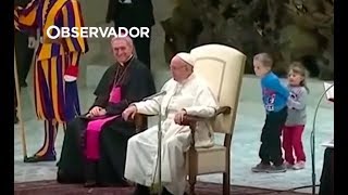 Menino brinca com Guarda Suíça, chega ao Papa e recusa-se a abandonar palco