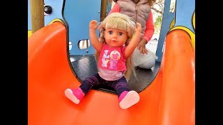 Кукла Беби Бон и Лиза играют на детской площадке