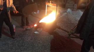 One manufacture process of precision casting-pouring
