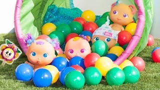 ? PEPPA PIG: SURPRISE POUR LES BEBES BELLIES ET PINYPON AU PARC AU JEUX ! Toboggan tube de boules !