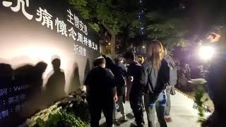 （11.10）為周梓樂舉辦祈禱會，民眾哀悼獻花| 大紀元新聞