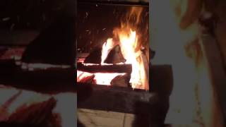 Как быстро разжечь сырые дрова