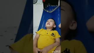Lì bị mẹ đánh đòn