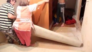 Как постелить линолеум самому  не вынося мебель из комнаты