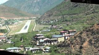 Cockpit view Paro (Bhutan): approach & landing at RWY 33, DrukAir ATR-42-500, A5-RGH