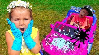 Милана и папа играют в мойку машин