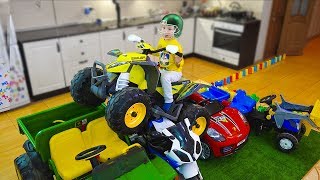 Машинка сломалась и Малыш катается на КРУТОМ mini bike и ездит по машинки как Monster Truck