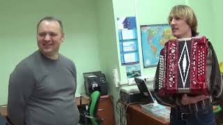Счастливый покупатель тульской гармони