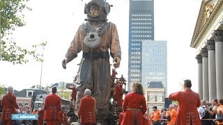 Spektakel in Leeuwarden: metershoge reuzen wandelen door de straten - RTL NIEUWS