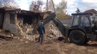 Снос кирпичного дома экскаватором, демонтаж частного дома в Киеве. ООО "Демонтажбуддор"