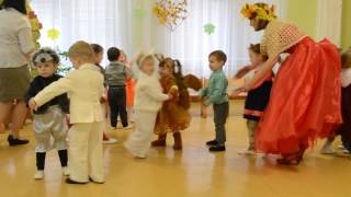 Веселая игра с детками младшей группы Праздник осени в детском саду