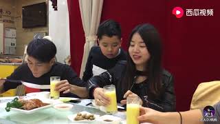 枫枫到深圳，艾可力带上漂亮的表妹请吃饭，受到了热情招待