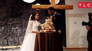 Watch Jinger and Jeremy Cut Into Their Wedding Cake | Counting On