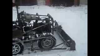 Самодельный гусеничный трактор САТ D1 чистит снег. Hommemade "CAT D1 mini cable dozer push the snow"