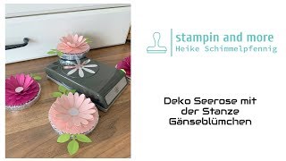 Seerosenblüte mit der Stanze Gänseblümchen