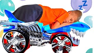 Костя ищет машинки Монстр Траки Hot Wheels, которые мешают спать! Are you sleeping brother John!