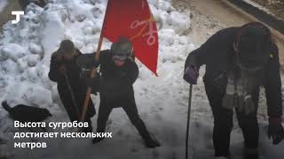 В Питере произошёл снежный коллапс: пока чиновники обвиняют погоду, жители сами начали убирать снег