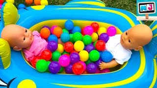 Играем с куклами БЕБИ БОРН купаемся в бассейне МНОГО цветных шариков ВЛОГ